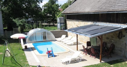 Villa in ZeleneckĂĄ Lhota mit Privatpool