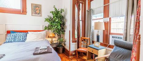 3 bedrooms, desk, iron/ironing board, travel cot