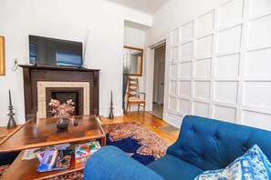 TV, offices - Historic 3 Bed Home - Unique Experience (Homestead)