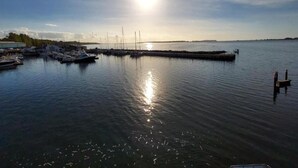 A marina with boats docked, calm water, and a clear sky. - Wohnung in Wiek nahe Juliusruh Strand (Wiek auf Rügen)