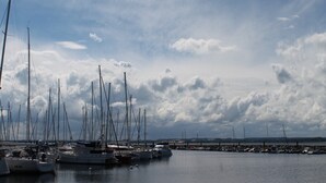 A marina with multiple sailboats docked. - Moderne Ferienwohnung in Meeresnähe in Tarnewitz (Boltenhagen (Ostseebad))