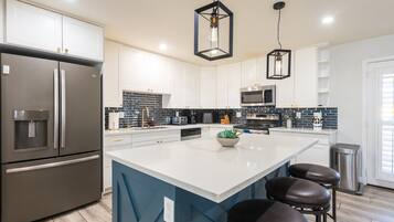 Jääkaappi, mikroaaltouuni, uuni, liesi