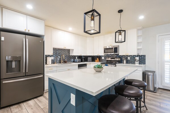 冷蔵庫、電子レンジ、オーブン、コンロ