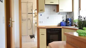 KĂŒhlschrank, Mikrowelle, Wasserkocher mit Kaffee-/Teezubehör, Toaster