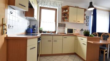 KĂŒhlschrank, Mikrowelle, Wasserkocher mit Kaffee-/Teezubehör, Toaster