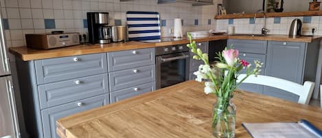 Kylskåp, spishäll, kaffe- och tebryggare och brödrost