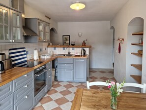 Køleskab, kogeplade, kaffe-/temaskine, brødrister
