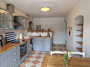 Kühlschrank, Herdplatte, Wasserkocher mit Kaffee-/Teezubehör, Toaster