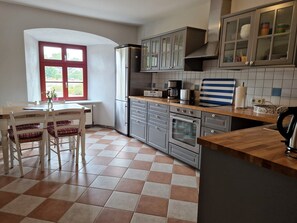 Refrigerador, placa de cocina, cafetera/tetera, tostadora