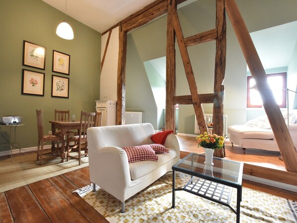 TV, caminetto, tavolo da calcetto, tavolo da ping pong