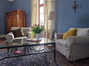 TV, lareira, pebolim, mesa de pingue-pongue