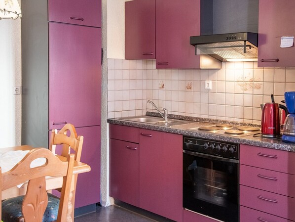 Frigorífic, forn, placa de cuina i cafetera i tetera 