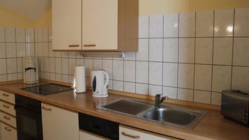 Kühlschrank, Mikrowelle, Ofen, Geschirrspüler