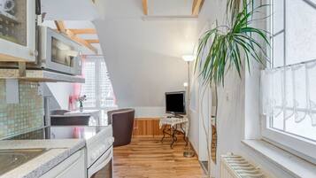 KĂŒhlschrank, Mikrowelle, Ofen, Herdplatte