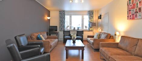 テレビ、DVD プレーヤー、テーブルサッカー台