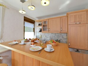 Coffee/tea maker, fridge, oven, stovetop - Wohnung mit Garten in Eimelrod (Willingen-Eimelrod)