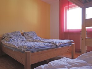 5 bedrooms, iron/ironing board, WiFi