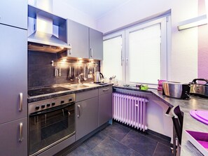 Fridge, oven, stovetop, dishwasher