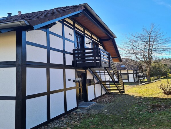 A traditional half-timbered building with a visible staircase leading to the entrance. - Wohnung in Frankenau nahe Skipisten (Frankenau)