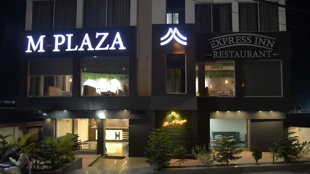 Een gebouw met de aanduiding 'M-PLAZA' en 'EXPRESS INN RESTAURANT'.