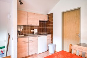 Køleskab, mikrobølgeovn, kogeplade, kaffe-/temaskine