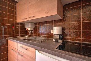 Køleskab, mikrobølgeovn, kogeplade, kaffe-/temaskine