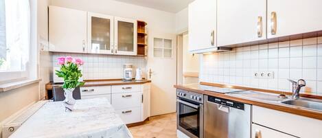 Een oven, een vaatwasser, een kinderstoel