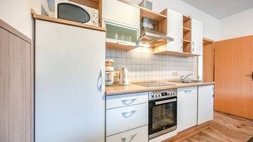 Kühlschrank, Mikrowelle, Ofen, Geschirrspüler