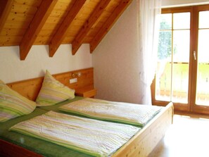 2 bedrooms, iron/ironing board, WiFi