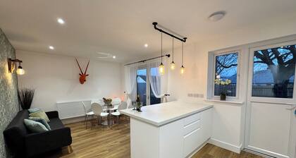 A Charming, Stylish & Spacious 3-Bedroom Mid-Century Homestay in Upper Heyford