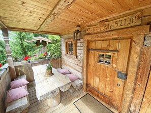Une cabane en bois avec une porte en bois portant l’inscription « Aslener Alm 521/1 ».