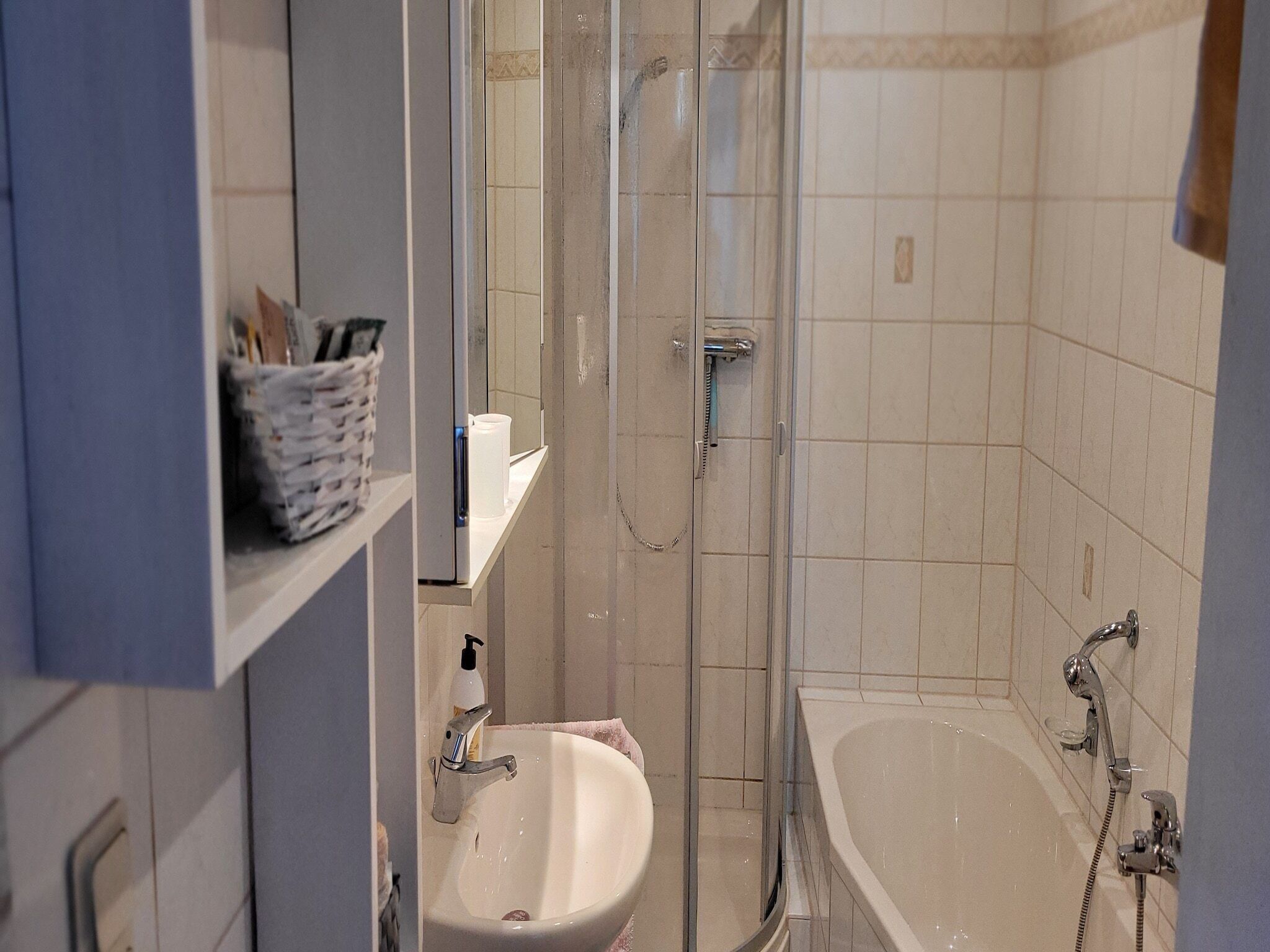 Une salle de bain avec une douche, un lavabo et une baignoire.