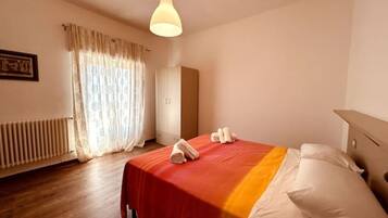 2 Schlafzimmer, Schreibtisch, Bügeleisen/Bügelbrett, Reisekinderbett