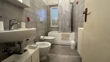 Doccia, asciugacapelli, bidet, asciugamani