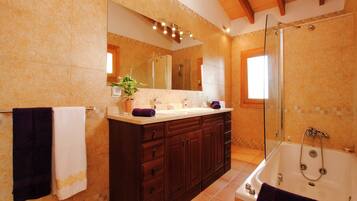 Een douche, een bubbelbad, een bidet
