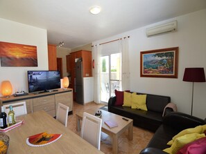 Télévision, lecteur de DVD, chaîne hi-fi