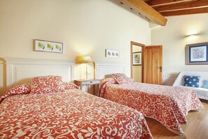 2 chambres, fer et planche à repasser, accès à Internet
