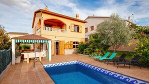 A two-story house with a swimming pool, outdoor seating, and a garden. - Holiday Home in Vendrell near Costa Dorada Beach (El Vendrell)