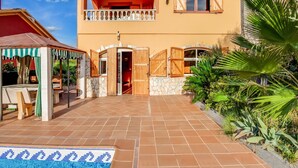A two-story house with a balcony, a covered patio, and a swimming pool. - Holiday Home in Vendrell near Costa Dorada Beach (El Vendrell)