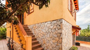 A building with a stone exterior and a staircase leading to the entrance. - Holiday Home in Vendrell near Costa Dorada Beach (El Vendrell)