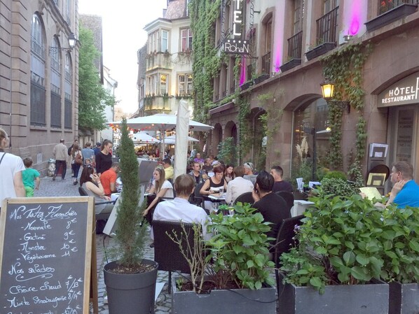 Outdoor dining - Wheelchair-Friendly Escape (VARSBERG)