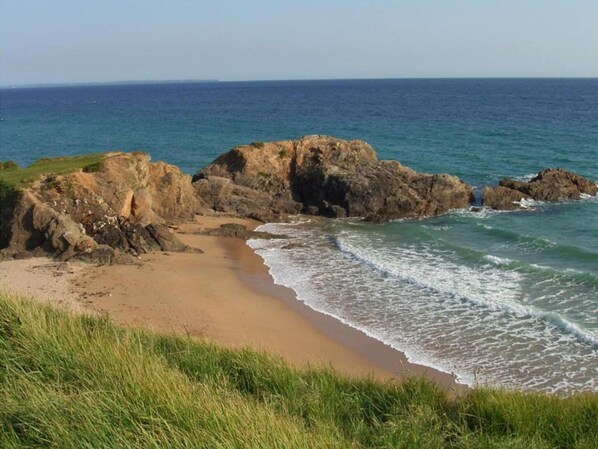 Una spiaggia nelle vicinanze