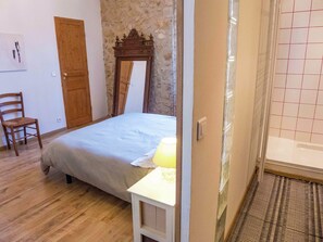 3 bedrooms, iron/ironing board, WiFi