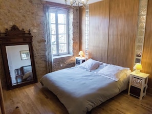 3 habitaciones, tabla de planchar con plancha y wifi 