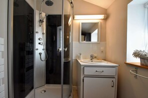 Shower - Holiday Home near Mont Saint-Michel (La Barre-de-Semilly)