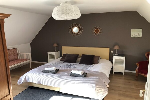 2 bedrooms, travel crib, free WiFi