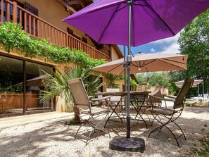 Outdoor dining - Large farmhouse with private garden (Nantheuil)