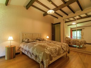 3 bedrooms, WiFi - Large farmhouse with private garden (Nantheuil)