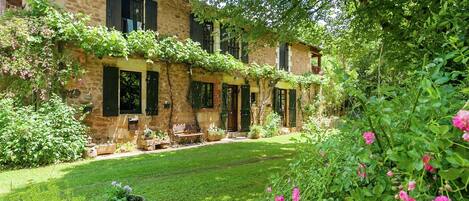 المنشأة من الخارج