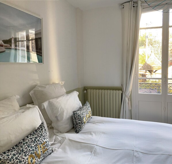 4 chambres, fer et planche à repasser, lit de bébé portatif, Wi-Fi